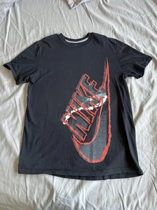 Nike Herren T-Shirt Gr. Xl Vintage Grafik Schwarz/Rot/Weiß/Grau Selten!! Gr-XL - Bild 1 von 4