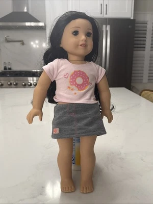 Muñeca American Girl 2017 Morena 18” Truly Me - Conjunto Camisa y Falda Donut Foto 1 de 4