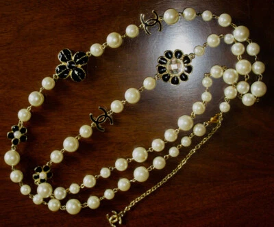Chanel Necklace Large Pearl & Black Enamel CC Logo Extra Long 44” Authentic 1980 Foto 1 de 4