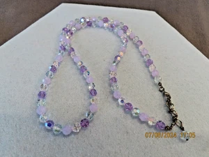 VINTAGE KRISTALL FACETTIERTE HALSKETTE MIT HELLROSA LAVENDEL & AURORA BOREALIS BOREALIS - Bild 1 von 3