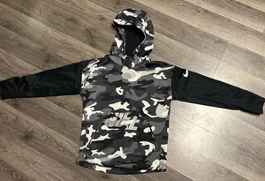 Felpa con cappuccio ragazzo piccola Nike Dri Fit nera bianca grigia stampa mimetica - Foto 1 di 18