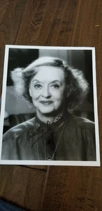 BETTE DAVIS SIGNED AUTO 8X10 PHOTO DANGEROUS JEZEBEL OSCAR ACADEMY AWARD WINNER - Picture 1 of 1