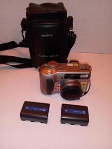 SONY CYBER SHOT 3.3 MEGA PIXELS DIGITAL CAMERA ONLY - Picture 1 of 9
