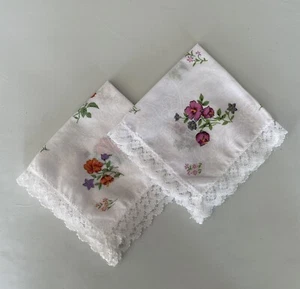 Menge 2 Blumenmuster Hankies orange lila rosa auf weiß Spitze getrimmt 10 Zoll quadratisch - Bild 1 von 3
