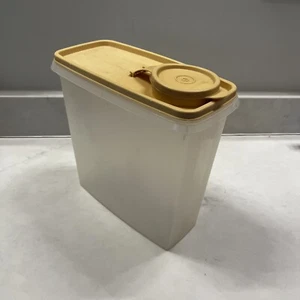 Golden/yellow Tupperware Cereal Keeper Storage Container 469,  Pour Seal 470 - Picture 1 of 6