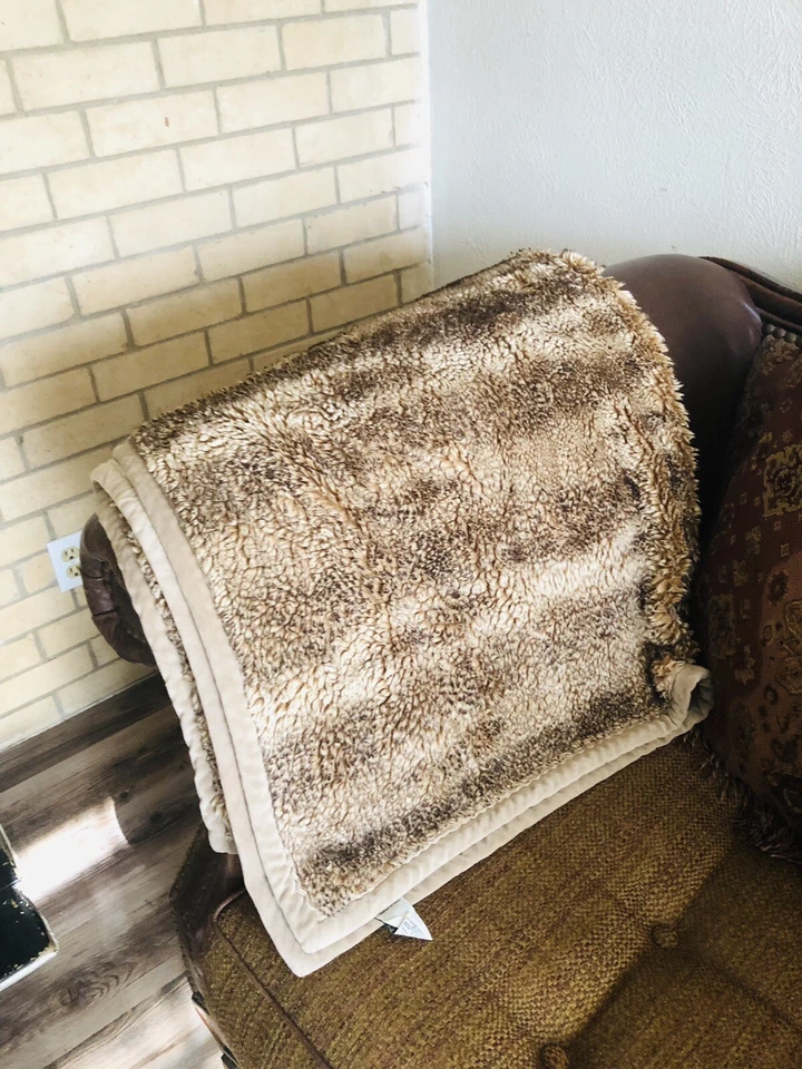Manta Pottery Barn marrón de peluche de piel sintética 50x60" Foto 1 de 4