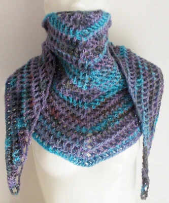 flaches Schaltuch mit Waffelmuster, lila-blau, gehäkelt, Dreieckstuch  - Bild 1 von 2