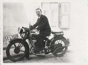 Antikes Foto um 1930, Motorrad TRIUMPH, Nummernschild Anhalt, Großer Plan Köthen - Bild 1 von 2