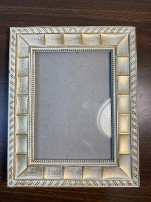 Marco de fotos de metal dorado y crema tiene capacidad para cuadrados y cuentas de 5"x 3,5" independientes  Foto 1 de 4