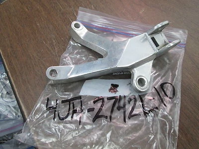 Yamaha OEM Footrest Bracket #5 1998 - 2002 YZF600 YZF600R 4JH-2742L-10 - Imagem 1 de 4