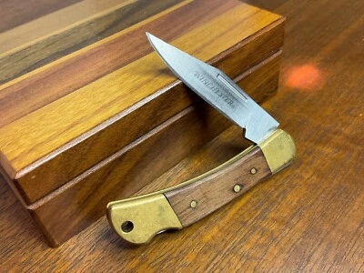 Navaja de bolsillo plegable Winchester de un solo borde liso con cierre de madera con refuerzos de latón Foto 1 de 4