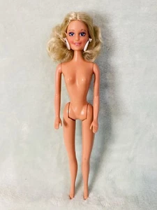 Totsy Toys - Vintage 11 1/2" Sandi Modepuppe - blond, blaue Augen - Bild 1 von 6