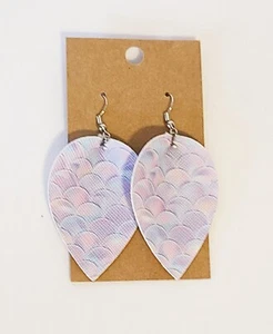 Pendientes colgantes ligeros de imitación de cuero en forma de lágrima - escamas de sirena pastel lila - Imagen 1 de 1