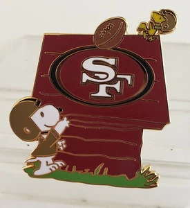 NFL SAN FRANCISCO 49ERS SNOOPY DOGHOUSE con Woodstock PIN-IDEA DE REGALO- ¡ENVÍO GRATUITO! - Imagen 1 de 4