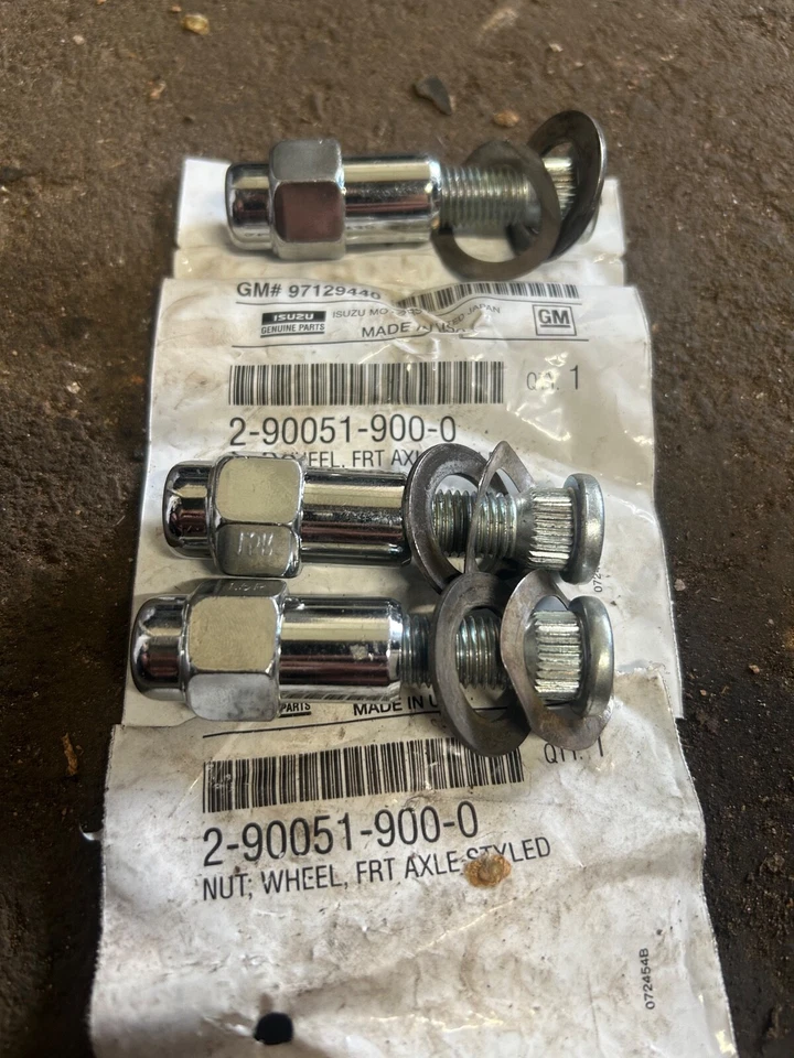 Isuzu Genuine Parts # 2-90051-900-0 Nut; Wheel, Frt Axle Styled with stud Foto 1 de 1