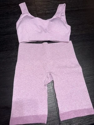 Sujetador deportivo y pantalones cortos de entrenamiento lila púrpura claro talla S Foto 1 de 3