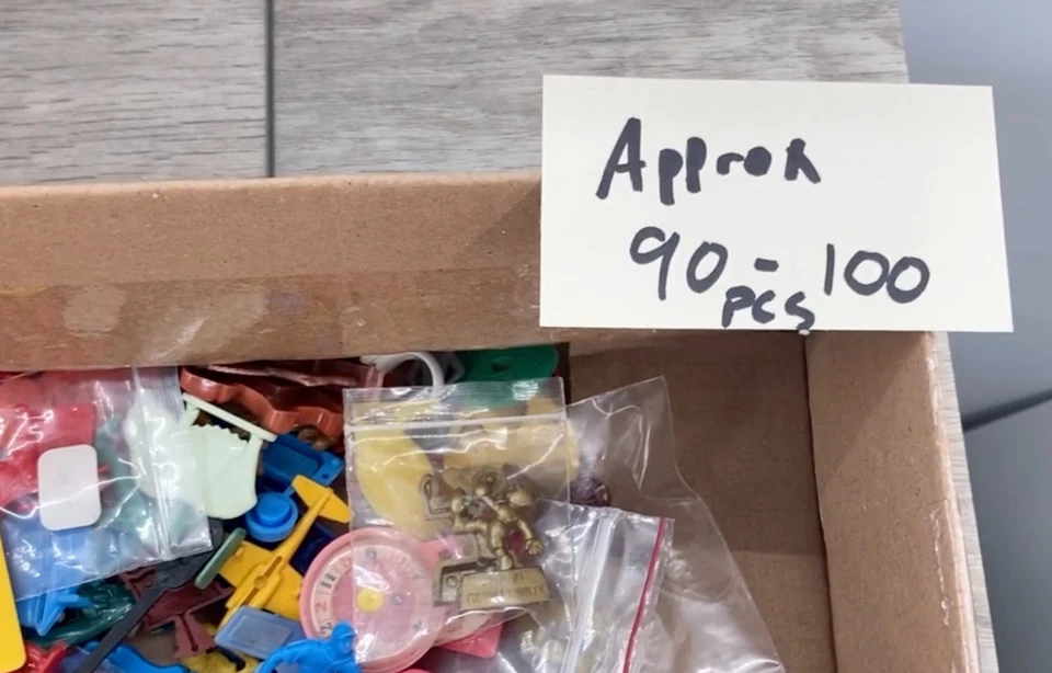 Cracker Jack Juguetes de Plástico Aleatorio 4.5 OZ Lote Gumball Confición Premio Dije Ficha Foto 1 de 4