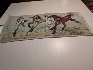 Pferdemuster Wild Mustangs orientalisches vollfarbiges Leinen 38" x16" - Bild 1 von 6