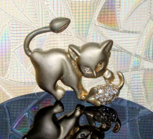 Broche prendedor vintage con diamantes de imitación gato y ratón tono dorado - Imagen 1 de 6