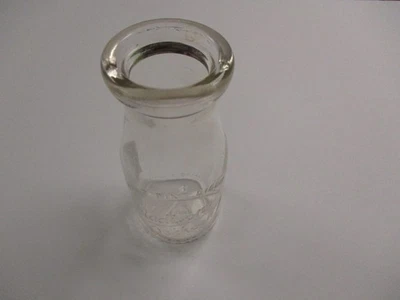 VINTAGE HALF PINT EMBOSSED MILK BOTTLE MADISONS DAIRY OSHKOSH WISCONSIN WIS WI. - Image 1 of 4