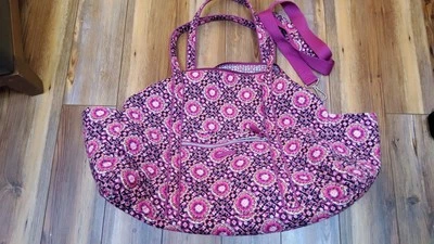 VERA BRADLEY Retirado Grande Viaje Bolsa Rendimiento Sarga Frambuesa Medallón Foto 1 de 4