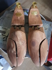 MEN'S THE COBBLER WOODEN SHOE TREES sz UK 9-10 - Picture 1 of 6