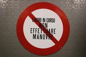 Enseigne Panneau Industrielle de la Route, Non Effetuare Manœuvre Vintage '70 - Picture 1 of 2