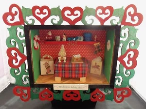 Puppenhaus Miniatur Weihnachtsszenario/Zimmerbox in rot & grün filigranem Rahmen - Bild 1 von 7