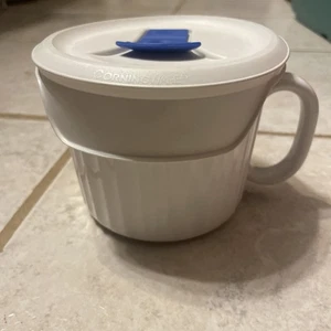 Taza de sopa de chile blanca francesa Corning Ware de 20 oz con tapa ventilada - Imagen 1 de 8