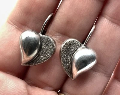 Pendientes de plata de ley rodio CI 925 medio cepillado corazón hinchado palanca trasera Foto 1 de 4