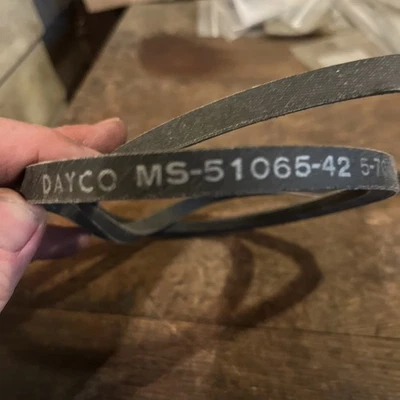 Cinturón Dayco V NOS; para coches/camiones/militares antiguos, PN MS-51065-42 Foto 1 de 4