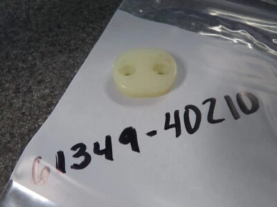 Almohadilla guía de cadena de transmisión NOS compatible con: Suzuki PE400 RM125 RM250 RM400 RS250 61349-40210 Foto 1 de 3