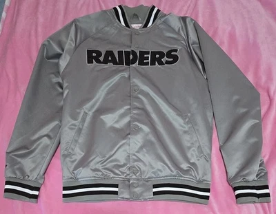 Chaqueta de satén Las Vegas Raiders Mitchell Ness para hombre mediana Oakland gris plata LA Foto 1 de 4