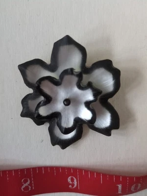 Брошь на булавке с черно-белым цветком Alexis Bittar - Изображение 1 из 4