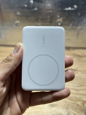 BELKIN BOOST CHARGE BANCO DE POTÊNCIA MAGNÉTICO SEM FIO MAGSAFE BRANCO PARA iPHONE - Imagem 1 de 4
