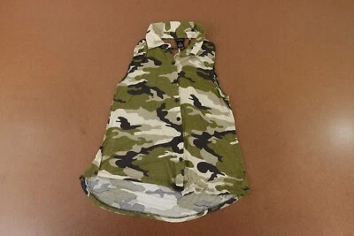 Top alto bajo para mujer Rue21 talla mediana verde camuflaje sin mangas botón delantero Foto 1 de 4