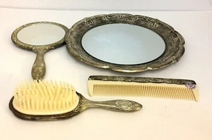 Juego de tocador plateado vintage cepillo para el cabello, peine, espejo de mano y bandeja - Imagen 1 de 12
