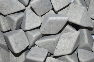 Medios de volteo de cerámica XXL lapidarios no abrasivos de 1-9/16"" x 1-5/32"" triángulos - Imagen 1 de 3