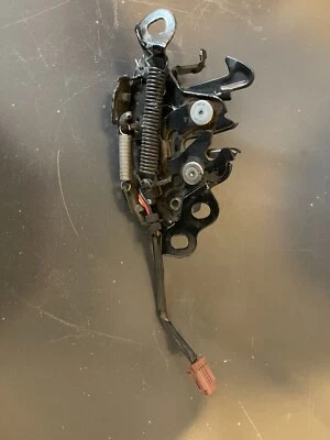 Trava de capô original do fabricante Nissan 65601-3JA1A 2013-19 Pathfinder 2015-19 Murano - Imagem 1 de 2