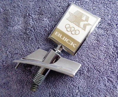 Raro Genuino GM NOS 1984 Buick Century Oro Olímpico Cromo Capucha Ornamento Emblema Foto 1 de 4