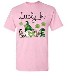 T-shirt maglietta Lucky In Love irlandese giorno di San Patrizio gnomo grafica - Foto 1 di 24