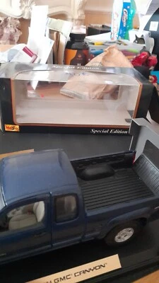 voiture 1/18 pickup 2004 bleu nuit, GMC CANYON, portes, coffre ouvrants - Photo 1/4