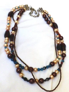 "COLLAR MULTI HEBRAS DE VIDRIO Y PERLAS DE TONO PLATEADO CHICO'S ART 23" - Imagen 1 de 8