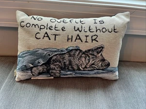 Vintage Gobelin Akzent Kissen "Kein Outfit ist komplett mit Katzenhaar" - Bild 1 von 7