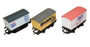 HORNBY CLOSED VANS X 3 MIGHTY WHITE R726 WEETABIX R728 SMITHS CHIPS R135 OO - Bild 1 von 3