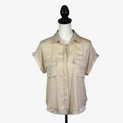 Blusa EVEREVE satinada manga corta para mujer talla S crema oculta bolsillos abotonados Foto 1 de 4