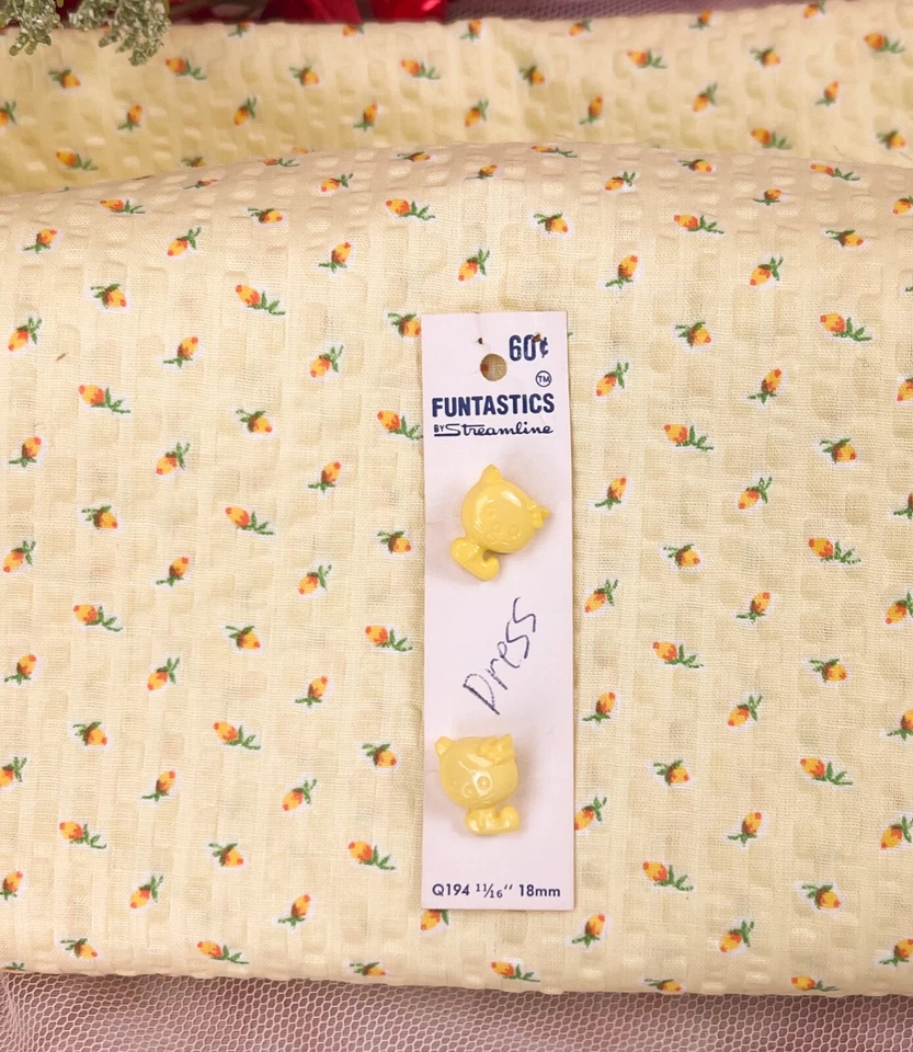 Vtg Yellow TEXTURED 40-1/4 x 55-1/2" Cotton Fabric Rosebud w/Cat Buttons *READ* - Image 1 of 4