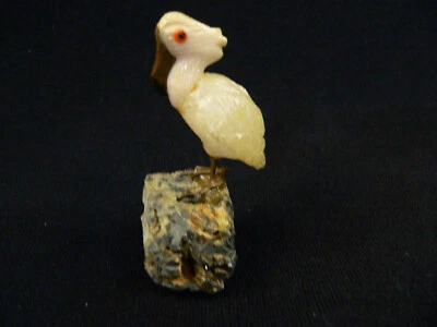 Vogel Wasservogel Halbedelstein geschnitzt auf kleinem Sockel Fossilien Figur - Bild 1 von 3