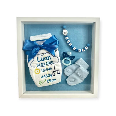 Bestickte Windel im Bilderrahmen, mit Name und Daten - Geschenk zur Geburt - Bild 1 von 4