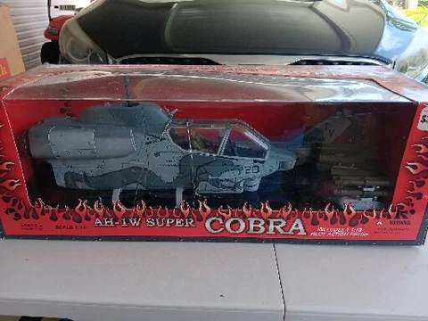 Cobra AH-1W Super Motorworks 1:18 Scale Pilot Included Brand New In The Box Cover